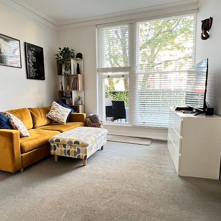 Stylish One-Bedroom Rental With Private Patio In Zone 2 Londres Exterior foto