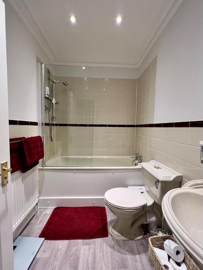 Stylish One-Bedroom Rental With Private Patio In Zone 2 Londres Exterior foto