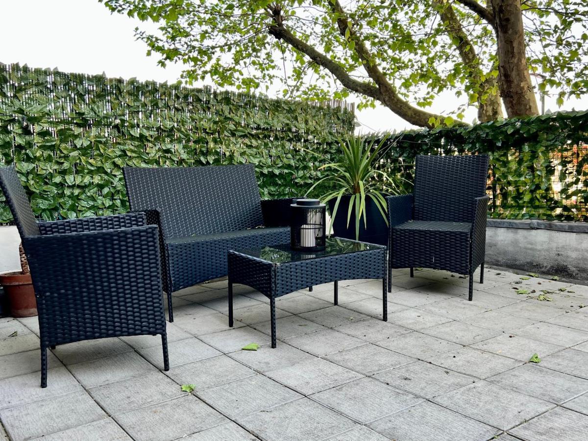 Stylish One-Bedroom Rental With Private Patio In Zone 2 Londres Exterior foto