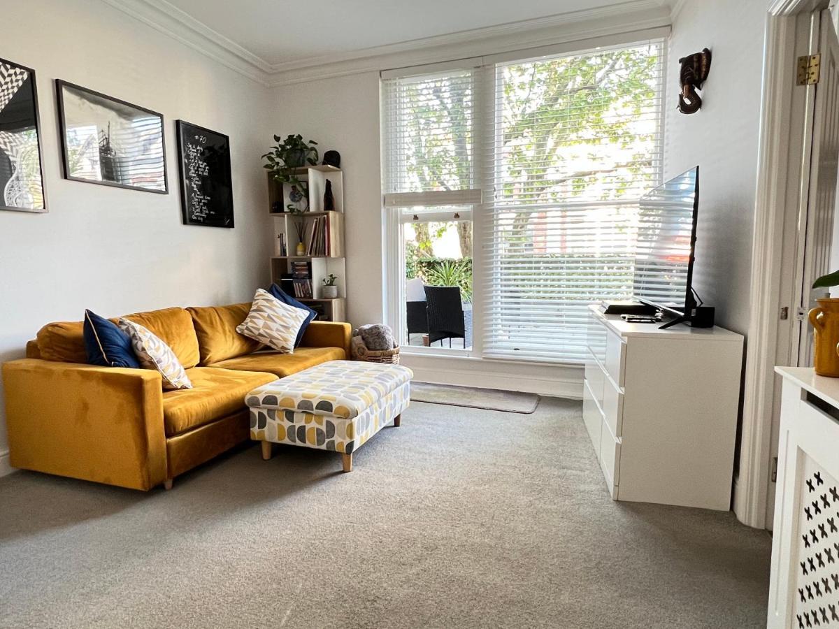Stylish One-Bedroom Rental With Private Patio In Zone 2 Londres Exterior foto