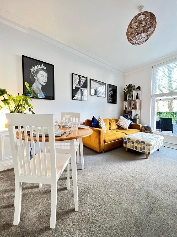 Stylish One-Bedroom Rental With Private Patio In Zone 2 Londres Exterior foto