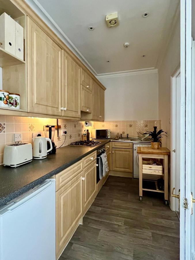 Stylish One-Bedroom Rental With Private Patio In Zone 2 Londres Exterior foto