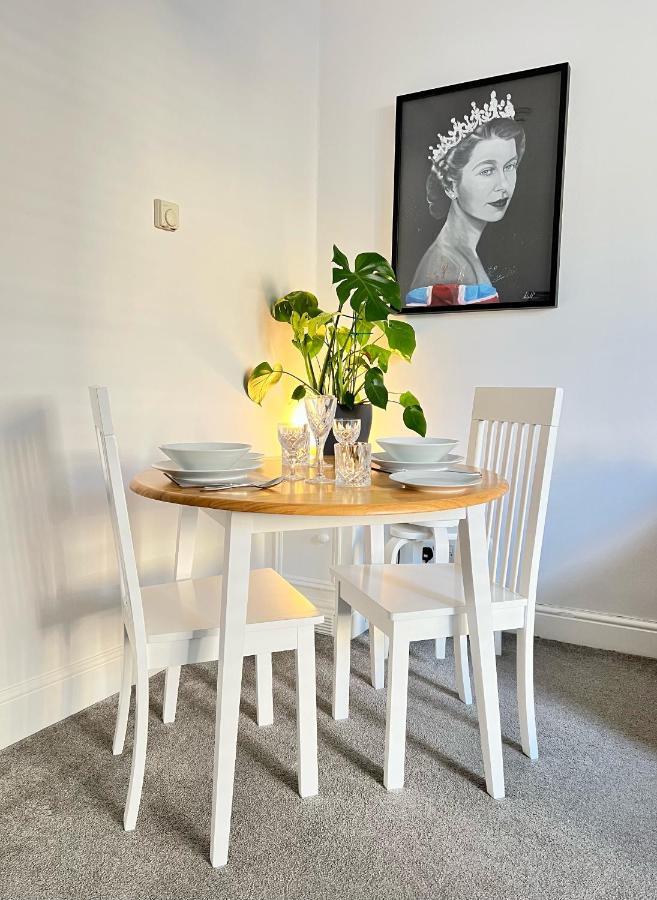 Stylish One-Bedroom Rental With Private Patio In Zone 2 Londres Exterior foto